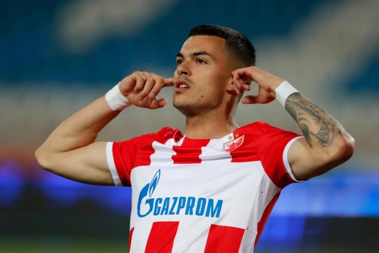 Nemanja Radonjić u dresu Crvene Zvezde na terenu, tokom utakmice, sa fokusom na njegovu posvećenost igri.